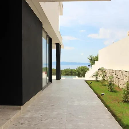 Luxury Modern Seafront Olesea With Amazing View Of The Sea Only 50m From The Villa *